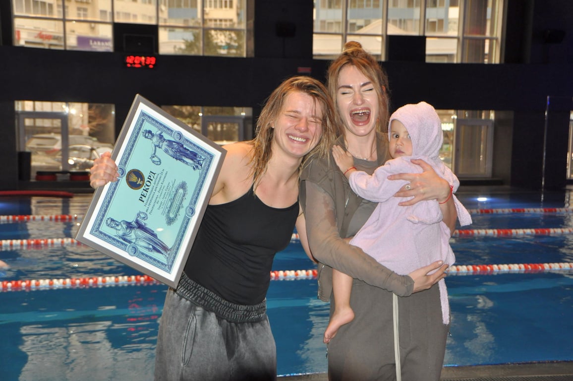 Маленька рекордсменка з тренерами. Фото: Лана Вєтрова 