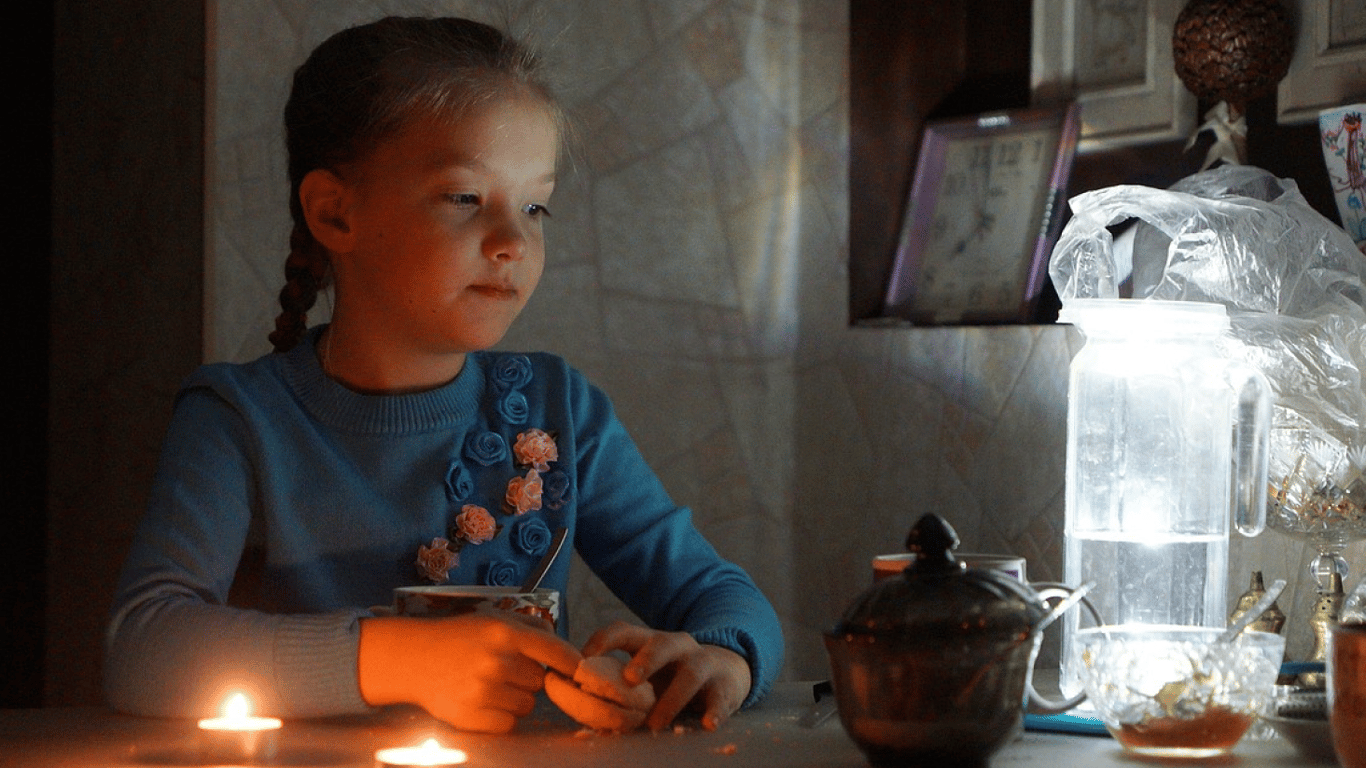 Відключення світла в Україні: яким регіонам слід готуватися до темряви