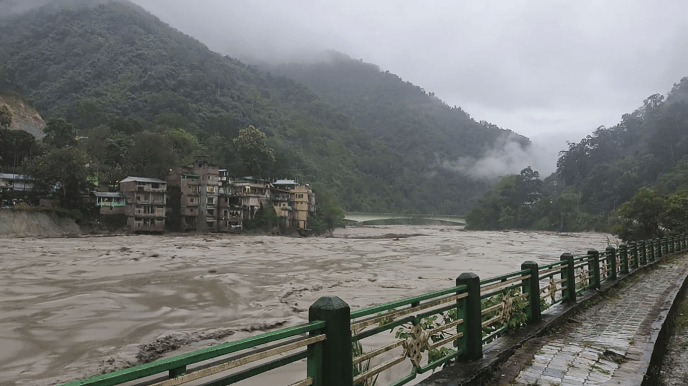 В Индии произошло масштабное наводнение: много погибших и более 100 пропавших без вести