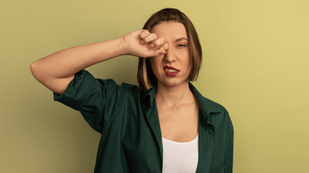 До чого свербить праве око у жінки — народні прикмети - 285x160