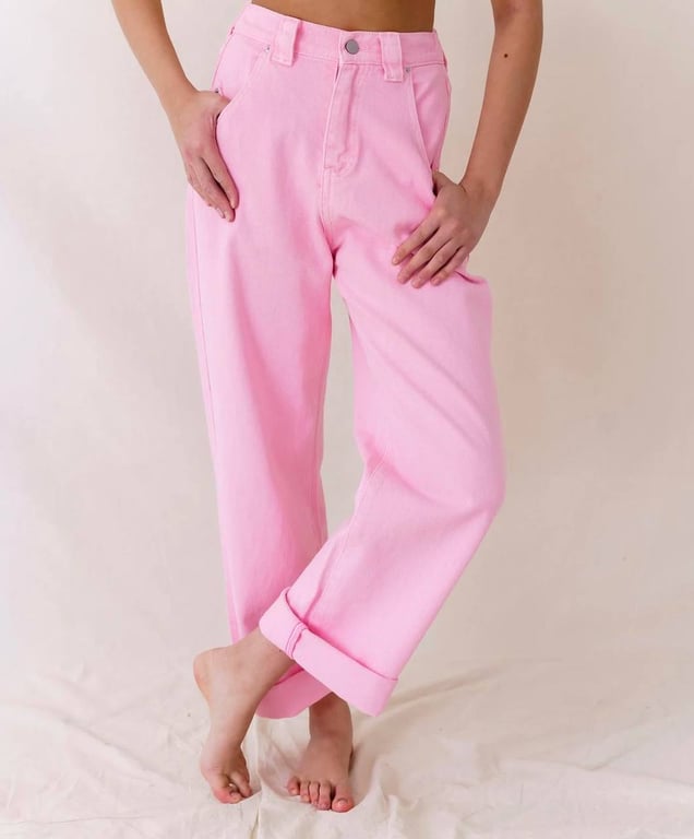 Рожеві джинси набувають популярності цього року