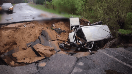 В Киевской области микроавтобус провалился под землю из-за обвала асфальта, есть погибшие - 290x160