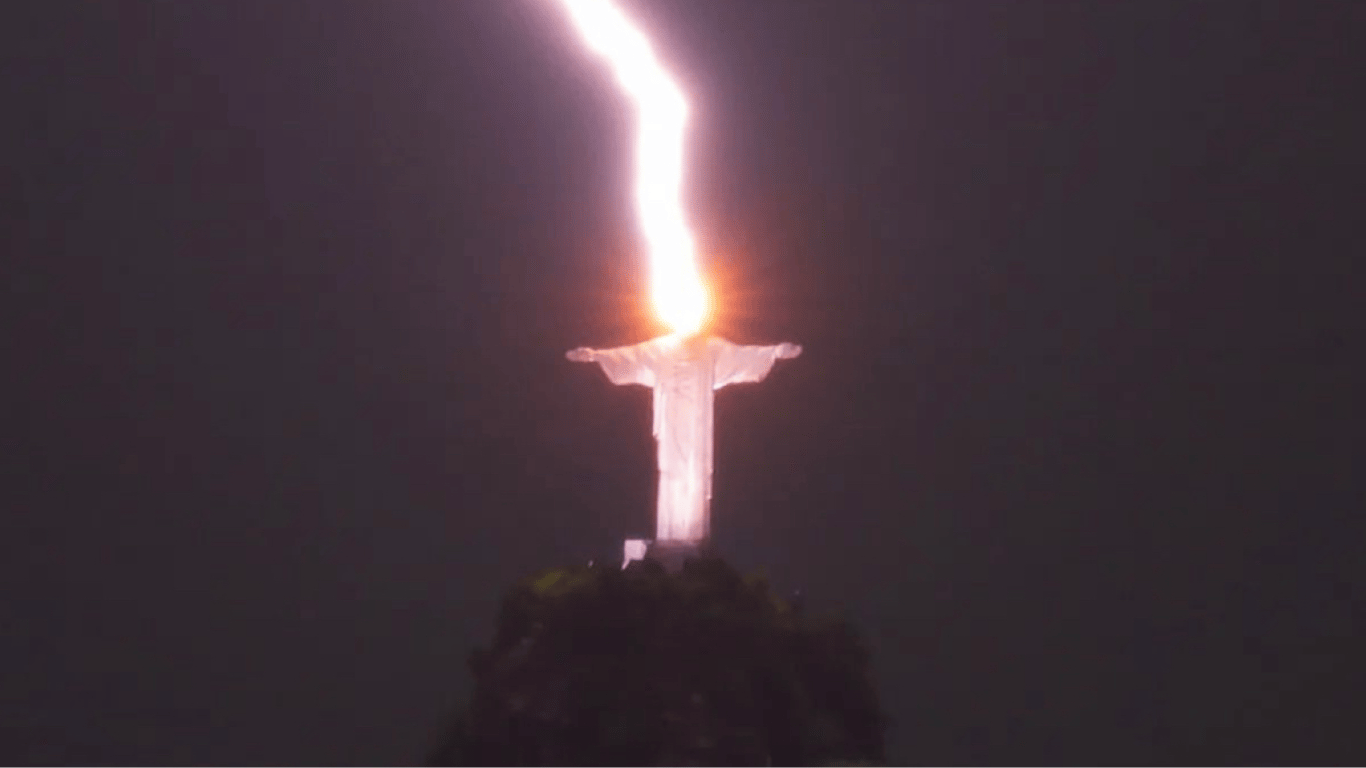 В Бразилии молния попала в статую Христа-Спасителя