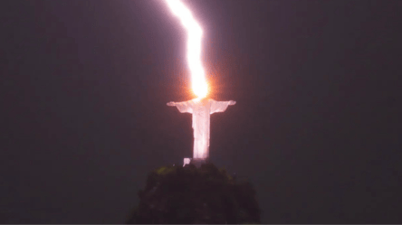 В Бразилии молния попала в статую Христа-Спасителя: зрелищные фото - 285x160