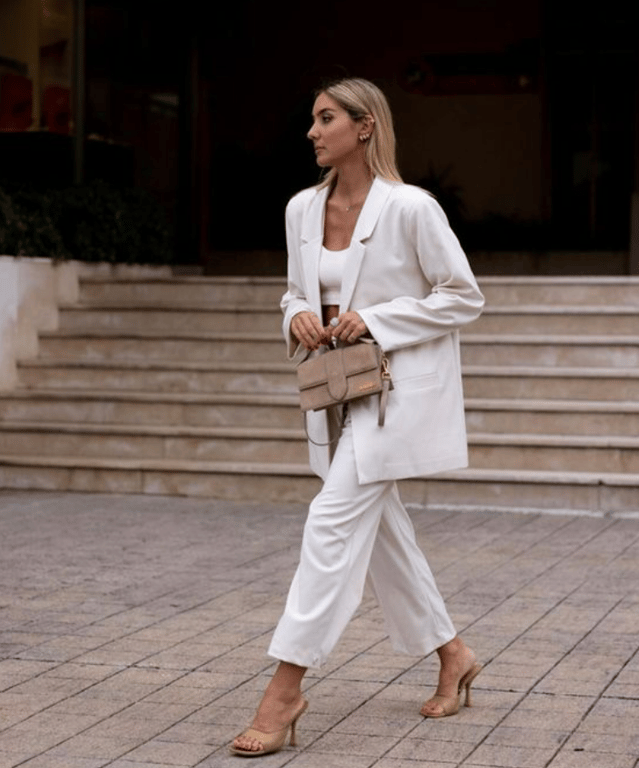 Белые брюки с топом-бра и жакетом