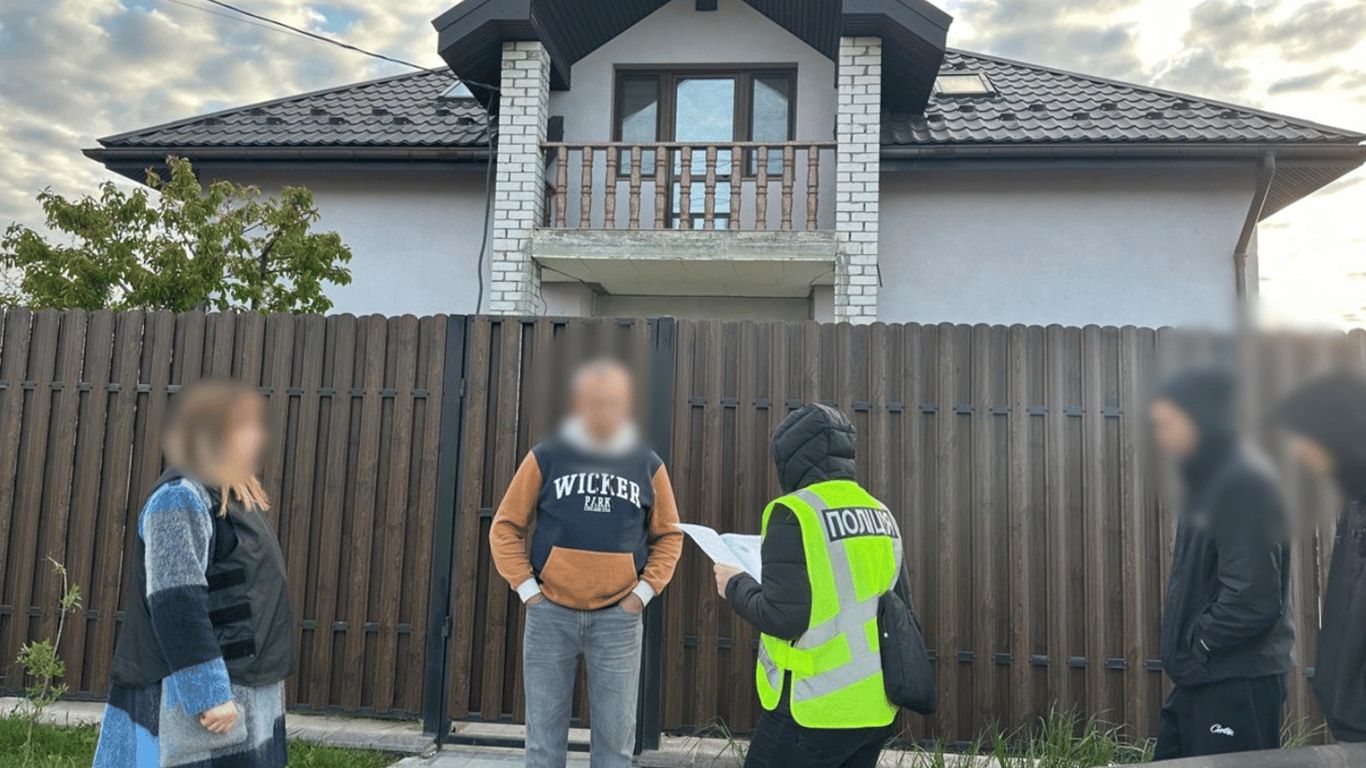 Рейди в ТЦК: Нацполіція вилучила авто, гроші та викрила активи
