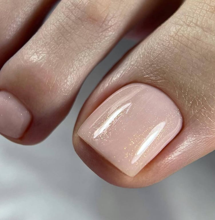 З таким педикюром завжди будете в тренді