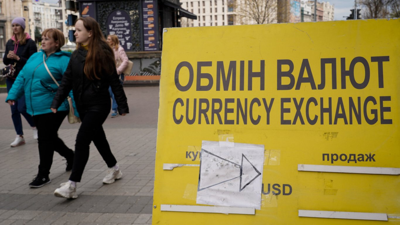 Курс валют 24 квітня — долар різко подешевшав у банках