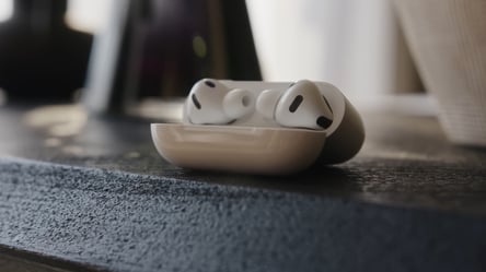 Користувачі AirPods Pro 3 скаржаться на кровотечу з вух — фото - 285x160