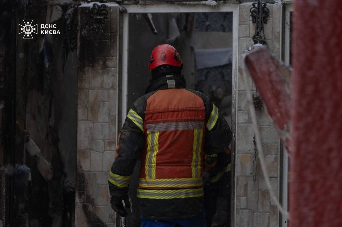 У Києві ДСНС завершила роботи по ліквідації наслідків обстрілу - фото 5