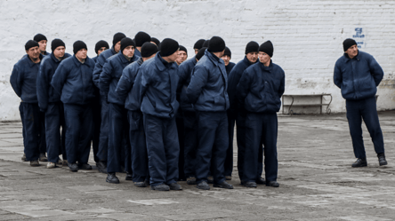 "Лучше бы ты сидел там" — как встретили обменянного оккупанта - 285x160