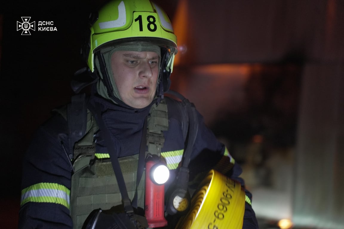 Рятувальники гасять пожежу на місці обстрілу у Києві 12 квітня