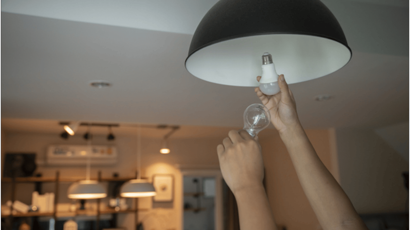 Майже 3,5 млн українців обміняли старі лампи на LED: цифри вражають