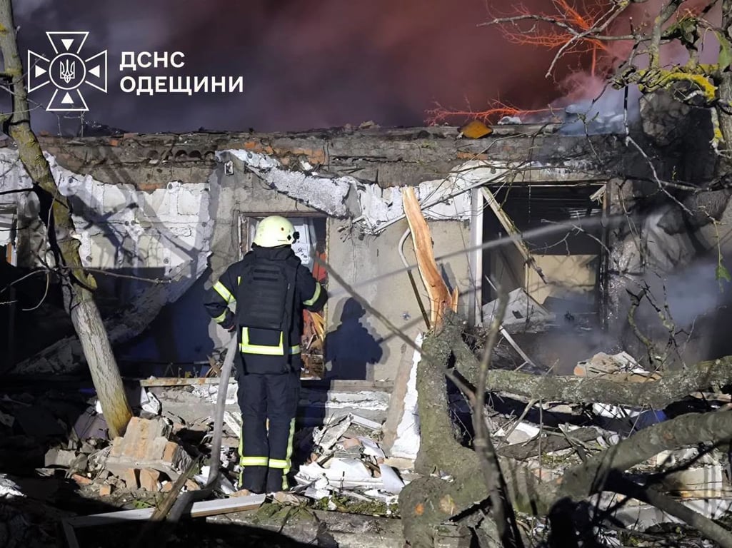Рятувальник біля пошкодженої будівлі на Одещині