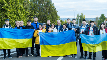 Ukraine returns large group of children from occupation — Yermak - 285x160