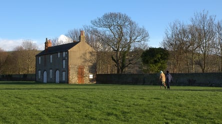 Можно ли подарить дом, стоящий на неприватизированной земле - 285x160