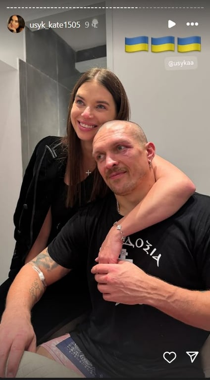 Дружина Усика зачарувала обіймами з переможцем - фото 1