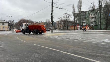 В Одессе заснежило: коммунальщики вышли на уборки дорог города - 285x160