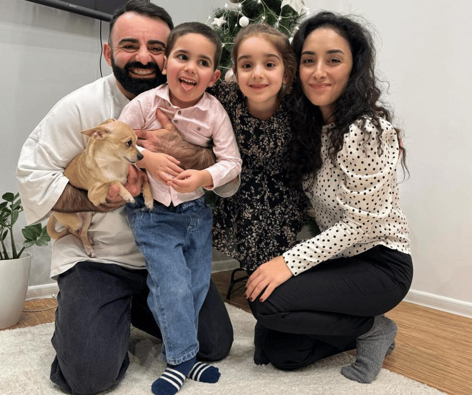 Арам Арзуманян со своей женой Кристиной и двумя детьми