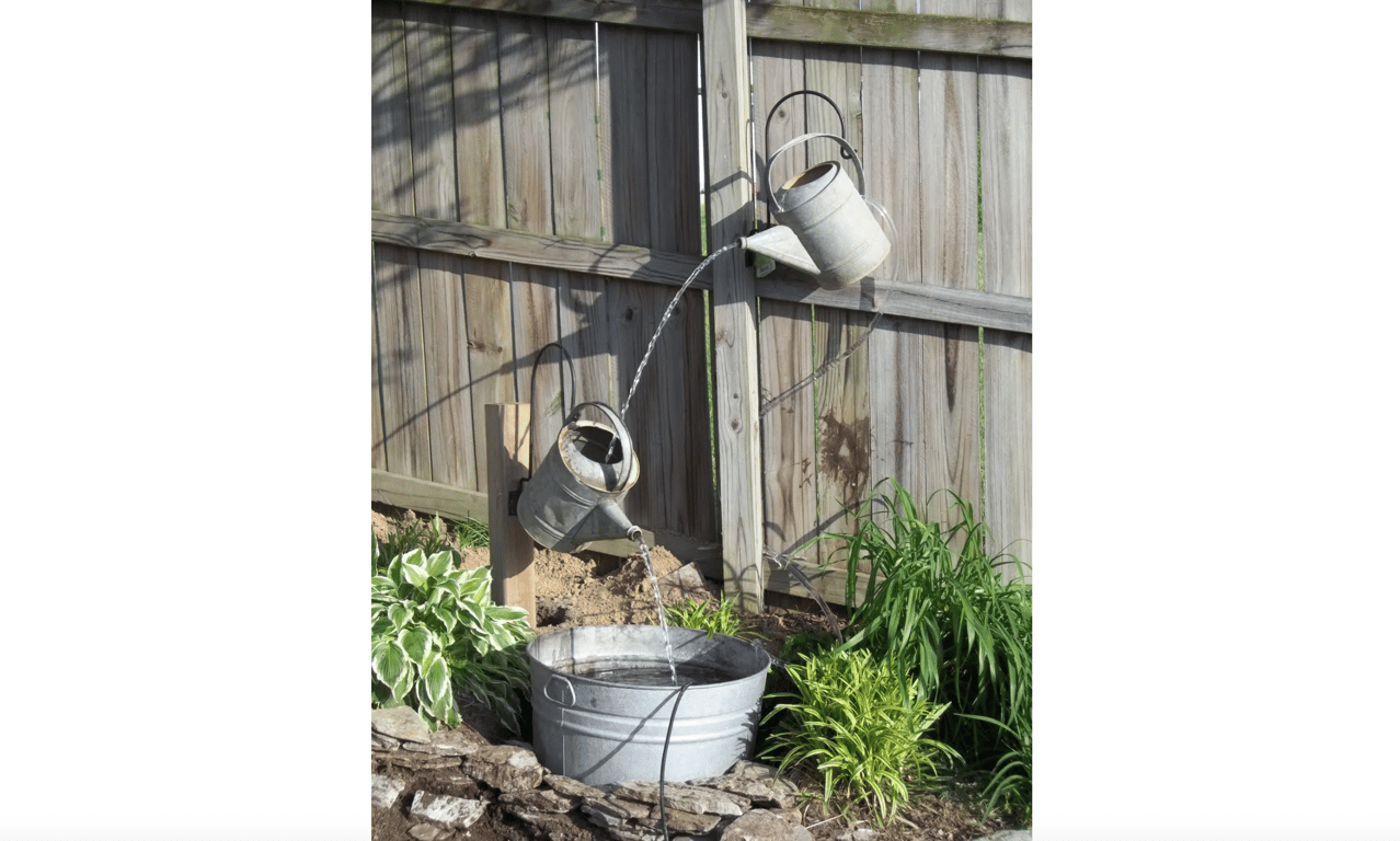 Декоративний садовий фонтан з відра