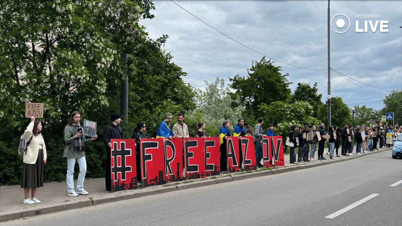 Кияни вийшли на акцію FreeAzov