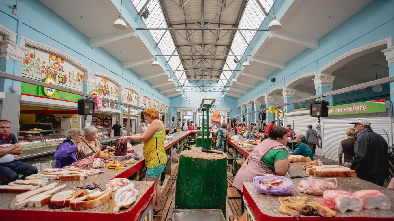 На Дарницком рынке в Киеве обнаружили многочисленные нарушения: антисанитария зашкаливает