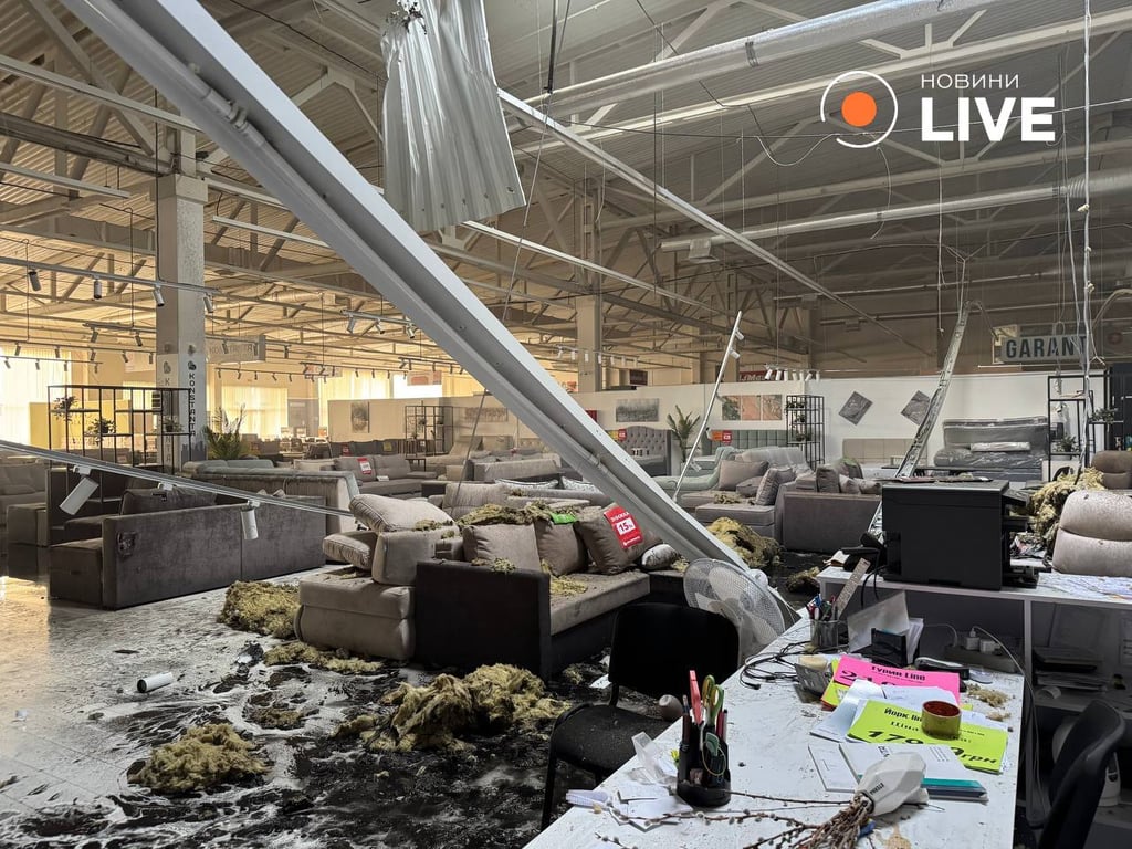 Влучання РФ по меблевому в Харкові — фоторепортаж наслідків - фото 2