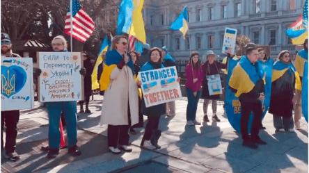 Ukrainians gathered near the White House to support Zelensky - 285x160