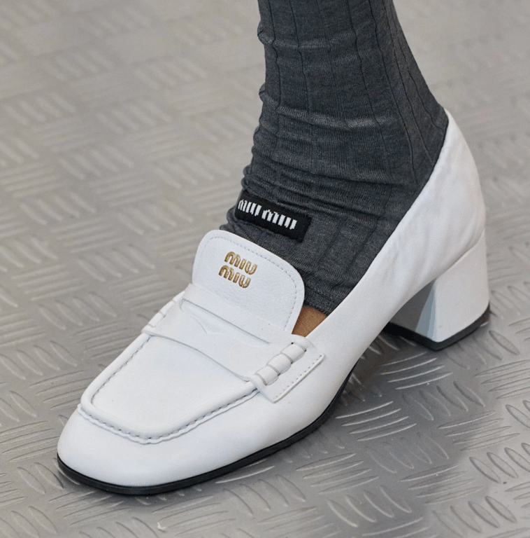 Білі лофери будуть мати елегантний вигляд