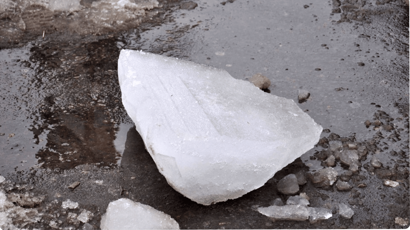 В России под военкоматом на мужчин свалилась глыба льда — есть погибший