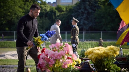 Зеленский во Львове почтил память погибших защитников Украины - 285x160