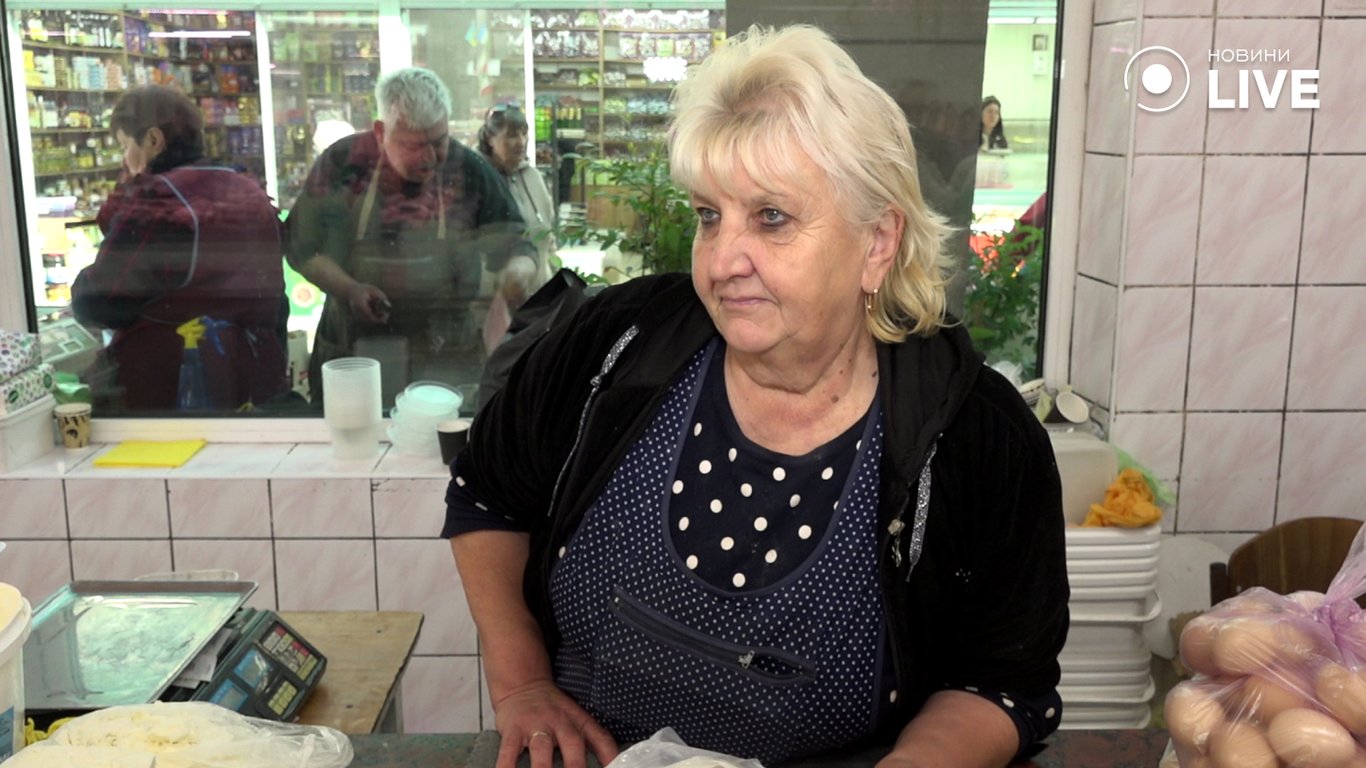 Продавщица о молочной продукции.