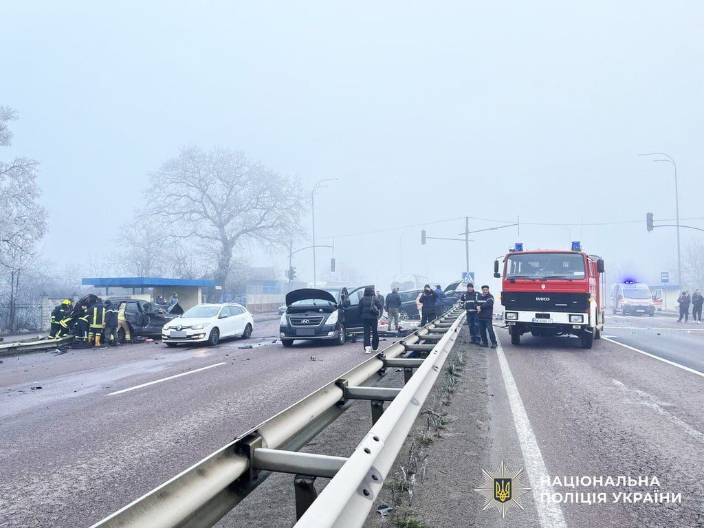 Вісім авто зіткнулись на трасі поблизу Рівного — рух перекрито - фото 1