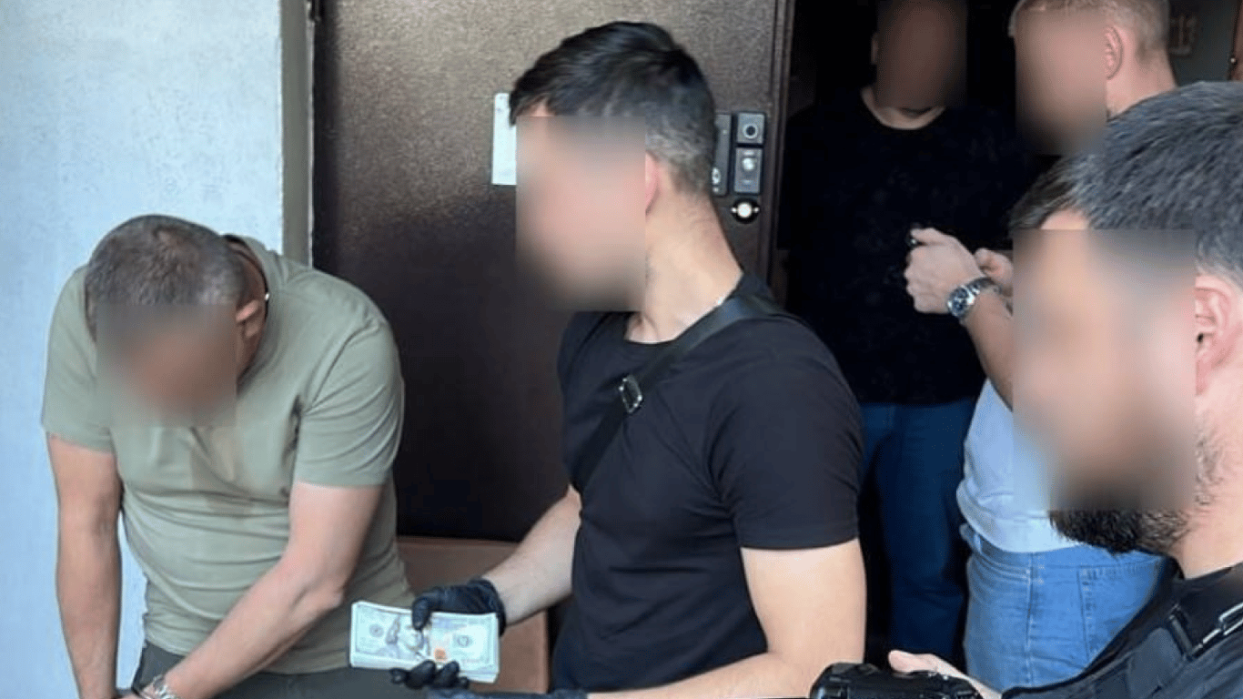 Начальника Миколаївського ТЦК затримали за хабар у 15 тисяч доларів