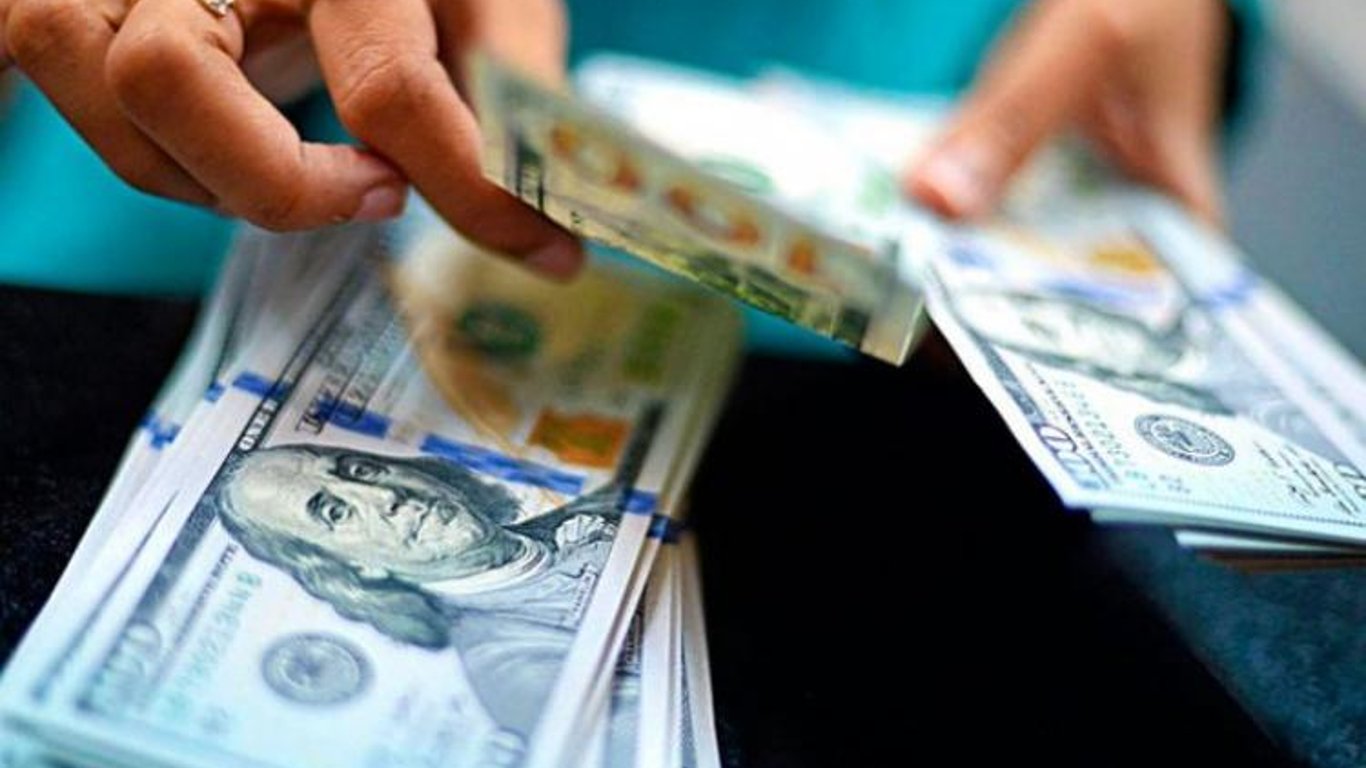 Обмен валют — украинцы активно продают запасы гривен