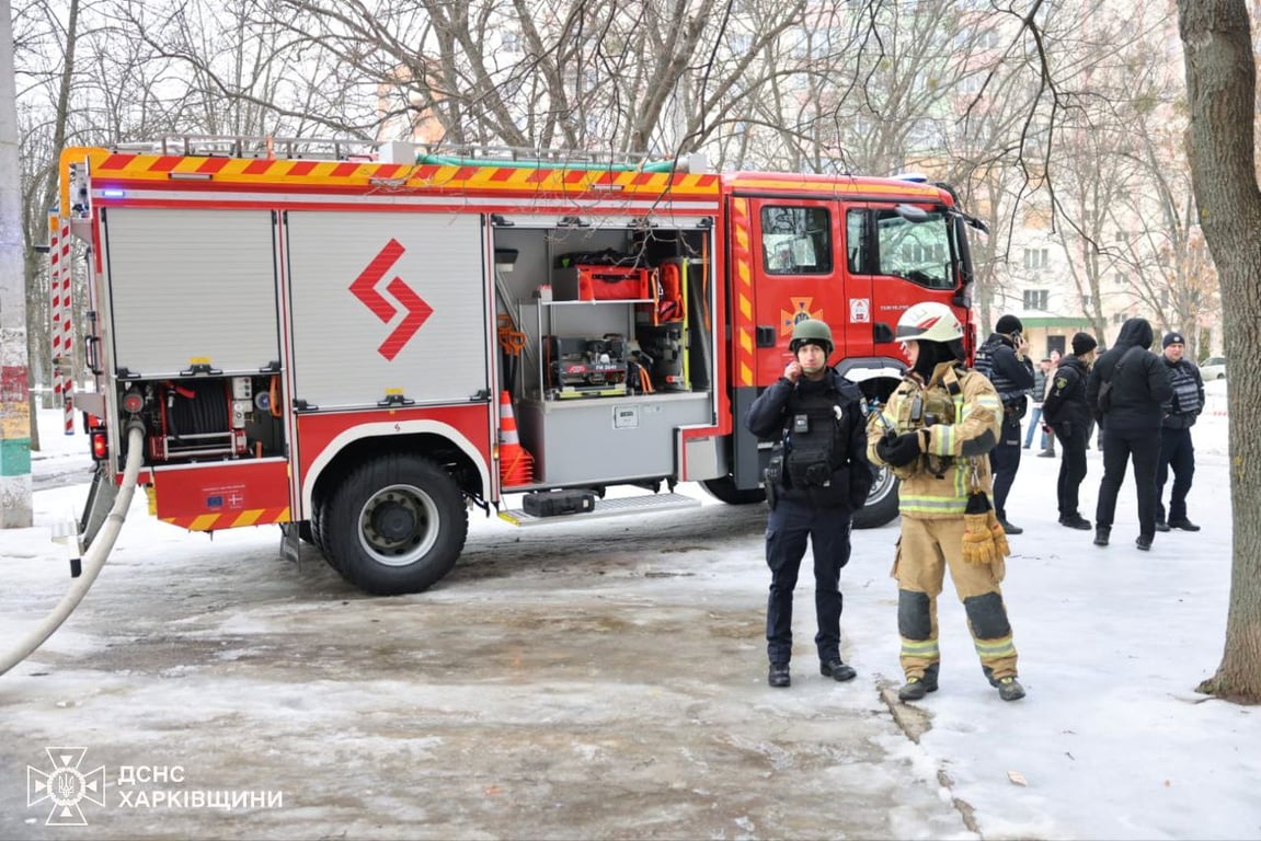 Рятувальники на місці російського обстрілу Харкова 1 березня