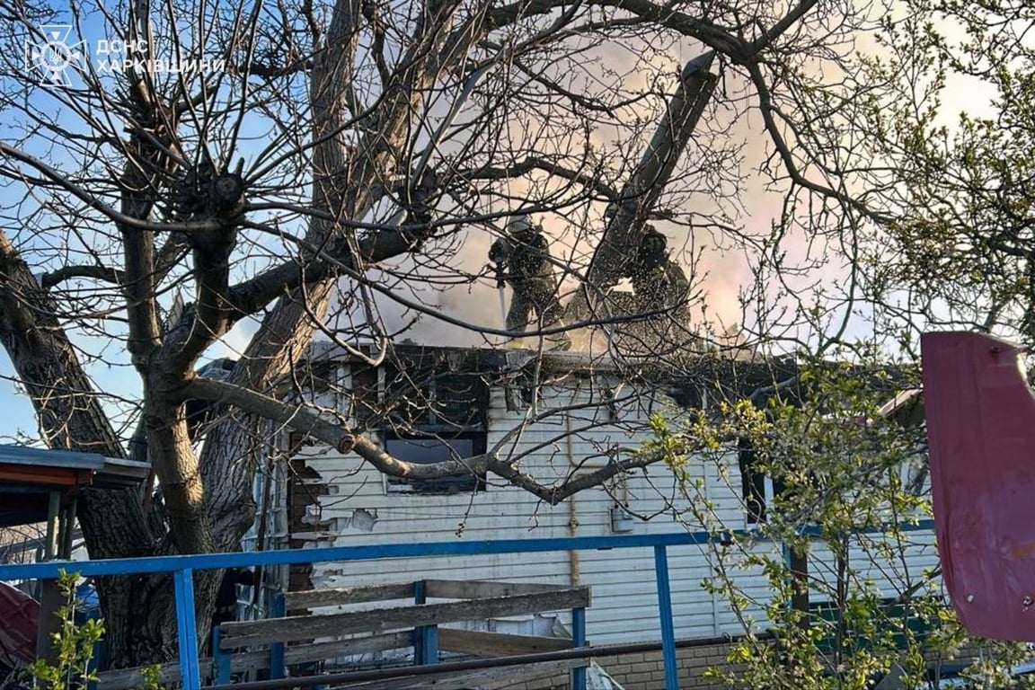 Рятувальники гасять пожежу