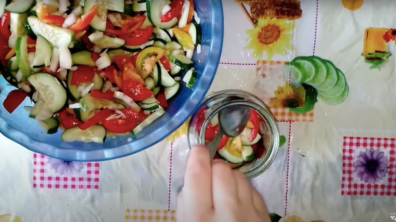 салат на зиму з огірків та помідорів 