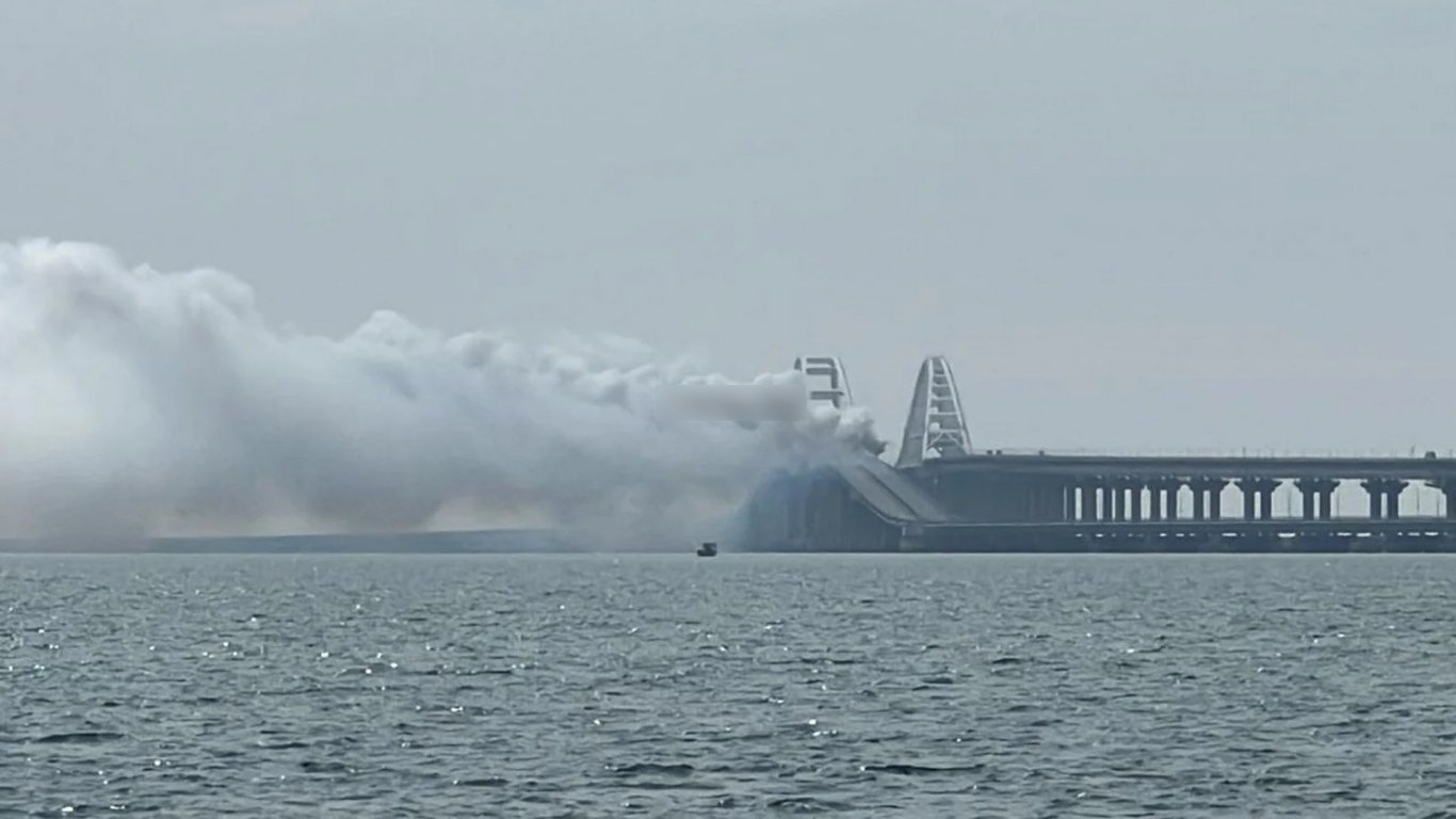 Британська розвідка пояснила джерело диму в районі Кримського мосту