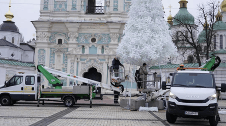 В Киеве начали инсталлировать новогоднюю елку — видео - 285x160