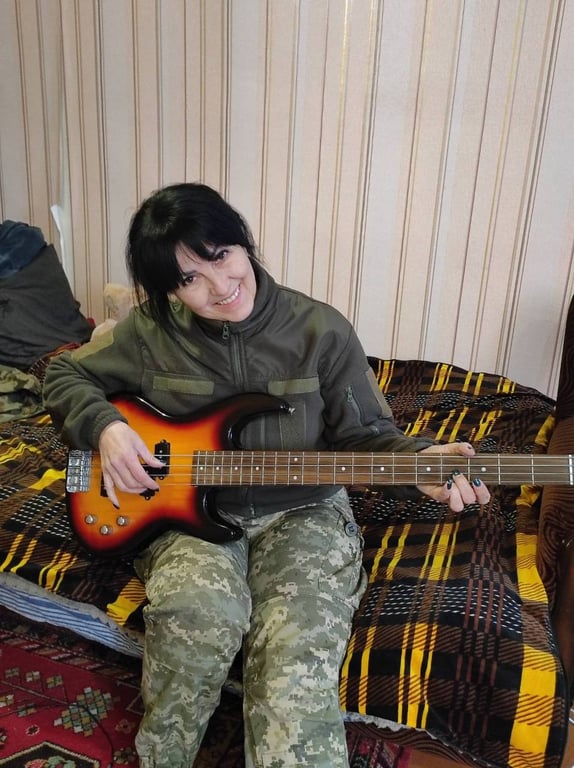 Ірина Голосна з гітарою. Фото: Ірина Голосна