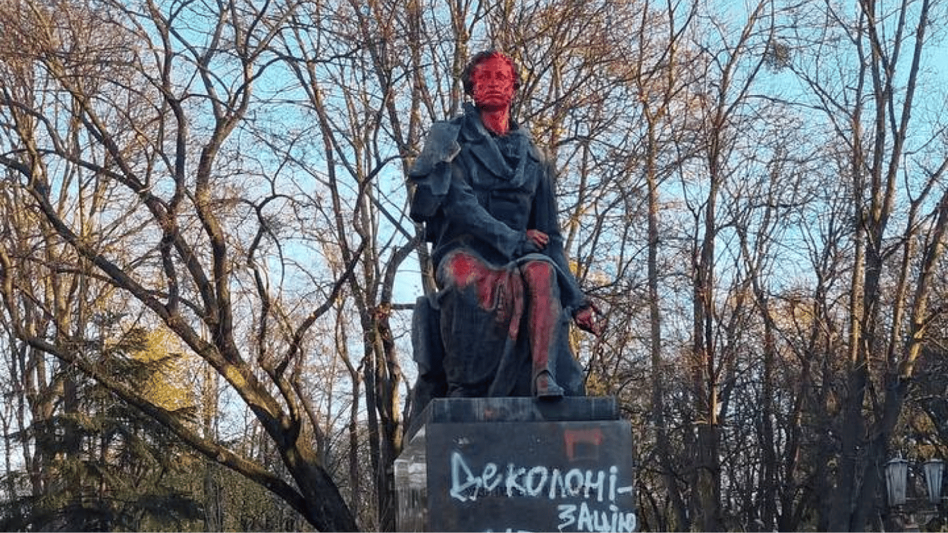 В Киеве снова расписали памятники Пушкину и Щорсу — фото