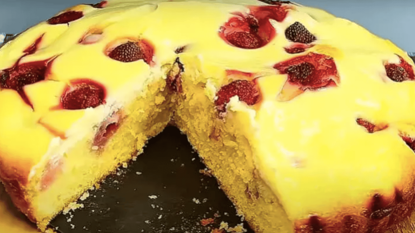 пиріг з ягодами та вершкоим кремом замість торта