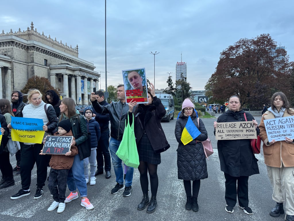 В Варшаве прошла акция в поддержку военнопленных — фото - фото 18