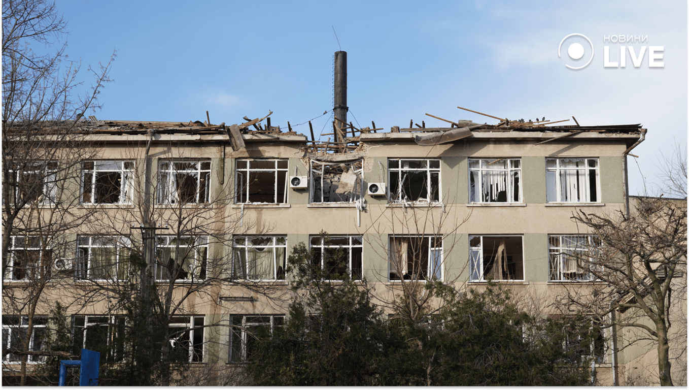 Пошкоджений навчальний заклад від атаки 8 лютого. Фото: Новини.LIVE/ Юлія Браславська 