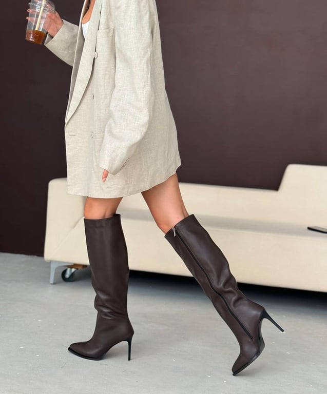 Самый горячий тренд зимы-2025 — стильные  wide fit сапоги - фото 2