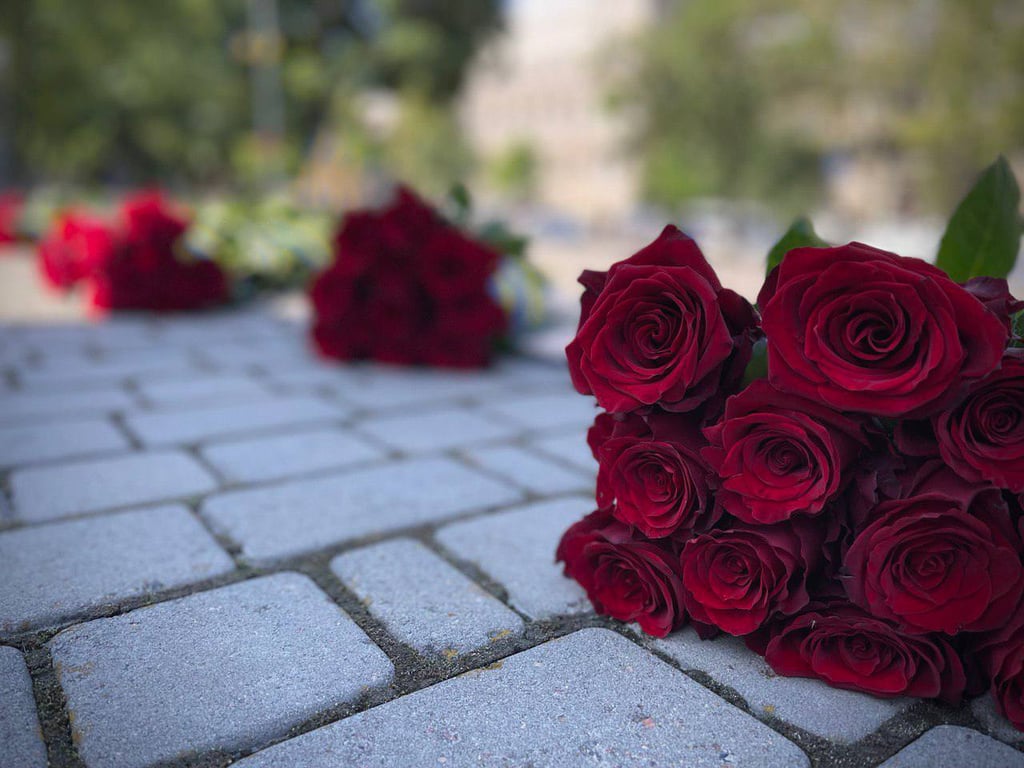 Покладені троянди біля пам’ятника. Фото: Одеська міська рада