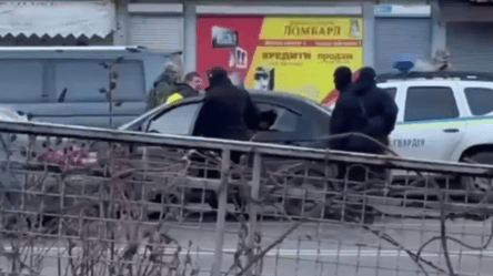 Полиция прокомментировала инцидент в Одессе, где неизвестные разбили стекло автомобиля - 285x160