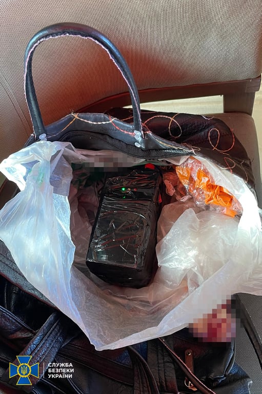Сумка з саморобними вибуховими пристроями, яку затримана намагалася залишити в київській кав’ярні