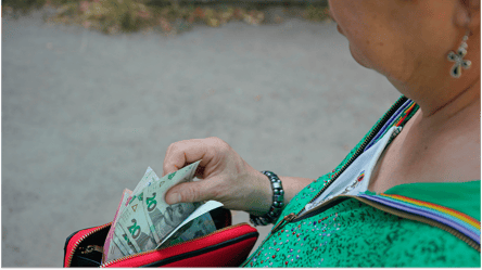 Готівка чи картка — як пенсіонеру безпечніше зберігати свої гроші - 285x160